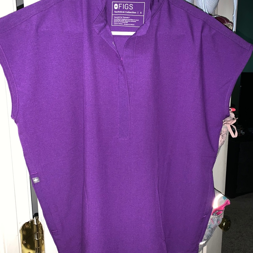 ❌❌SOLD❌❌Figs Ultra Violet Scrub Top